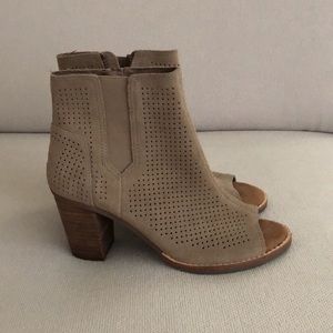 TOMS PEEP TOE MAJORCA SUEDE PERFORATED ZIP UP ANKLE BOOTIES SIZE 5.5